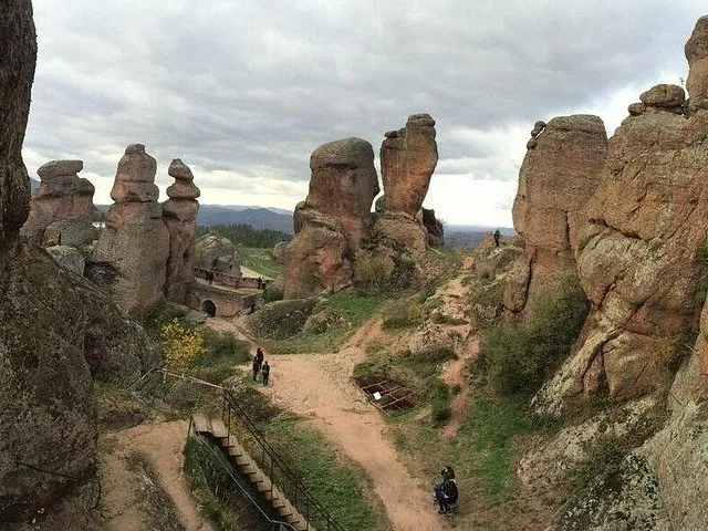 Blick hinab in ein üppig grünes Tal, umgeben von Felsklippen