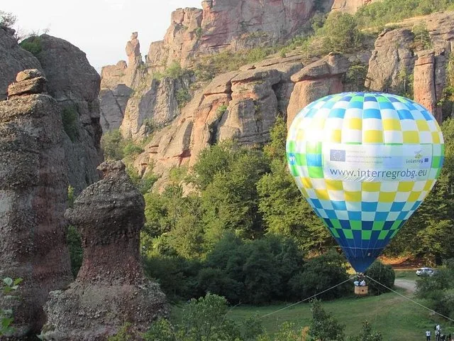 Heißluftballon, der nahe der dramatischen Belogradtschik-Felsformationen fliegt
