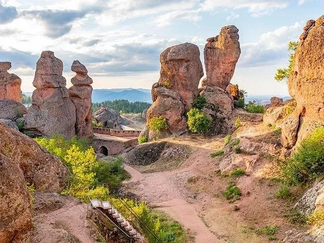 Vista panorámica del paisaje de las Rocas de Belogradchik y el bosque circundante