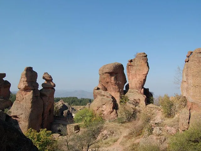 Distintivas formaciones de roca roja en Belogradchik bajo un cielo despejado