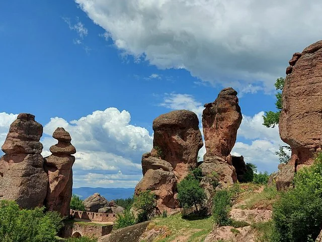 Einzigartige rote Steinsäulen bei den Belogradtschik-Felsen vor blauem Himmel