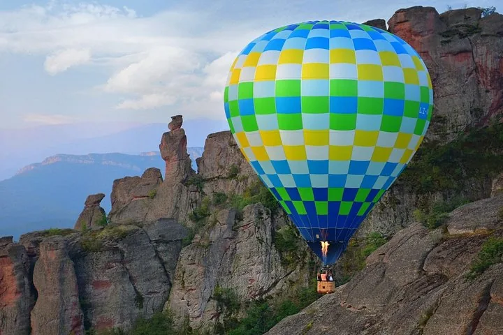 Bunter Heißluftballon, der an den majestätischen Belogradtschik-Felsen vorbeizieht