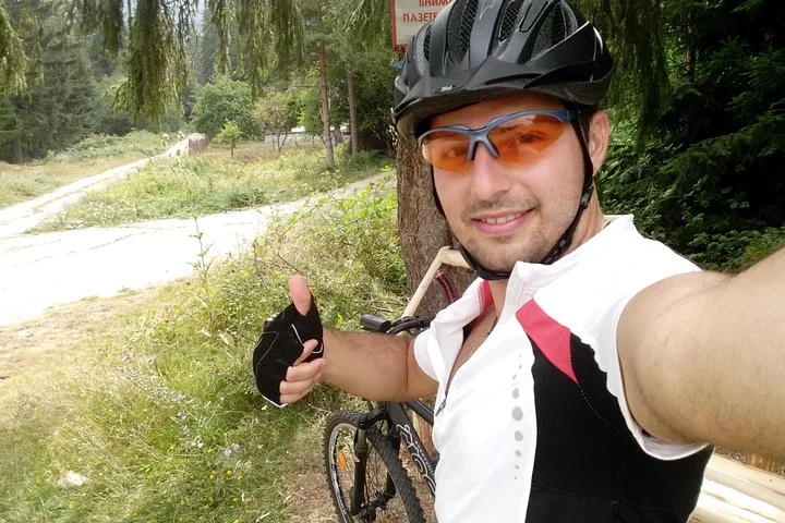 Diverse mongolfiere colorate che volano sopra la suggestiva valle di Belogradčik