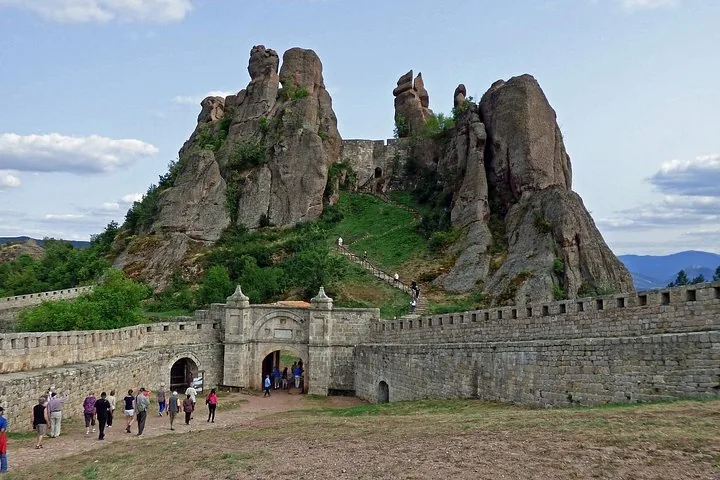 Escalier raide montant vers les hautes roches au sein de la forteresse de Belogradchik