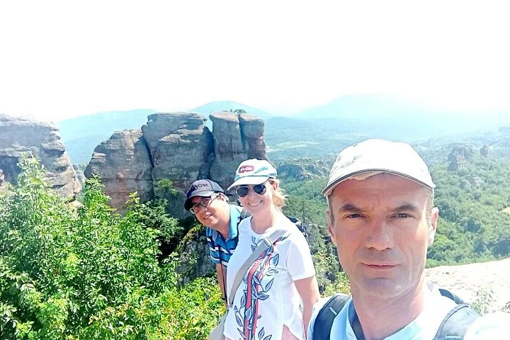 Des touristes admirant la vue panoramique depuis le sommet des rochers de Belogradchik
