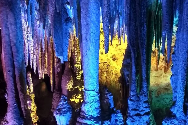 Rote Felsensäulen, die sich vor einem strahlend blauen Himmel erheben