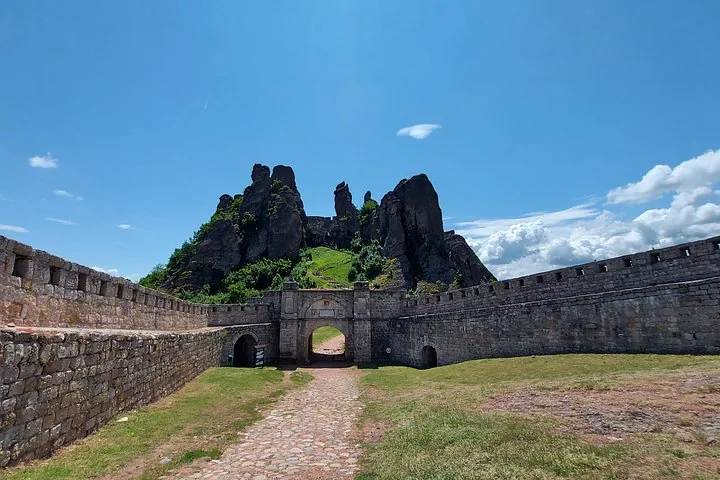 Steinmauern und Bogentor der Festung Belogradtschik