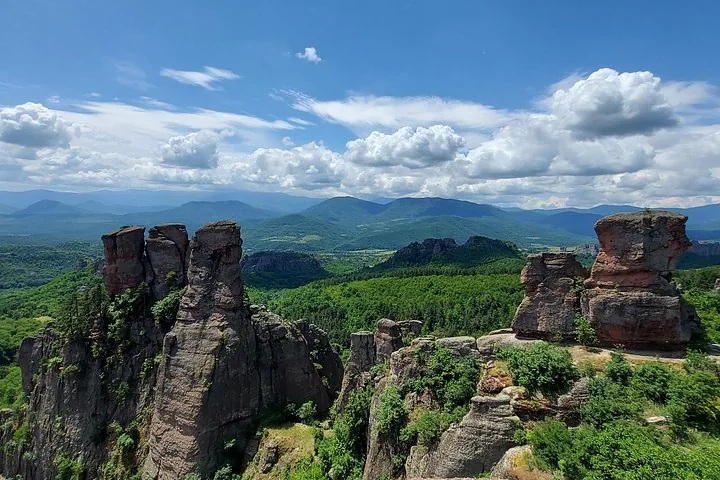 Panoramablick auf die Belogradtschik-Felsen und die umliegenden grünen Täler