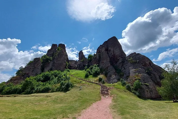 Treppe, die zu den hoch aufragenden Felsen der Festung Belogradtschik hinaufführt