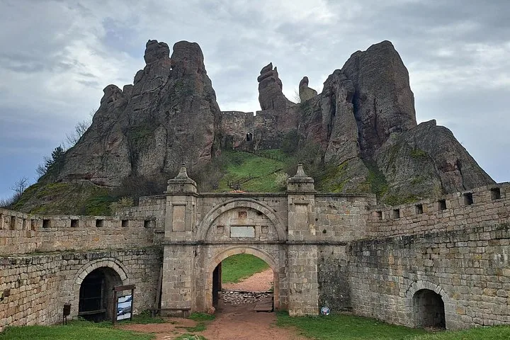 Haupteingangstor und Steinmauern der Festung Belogradtschik