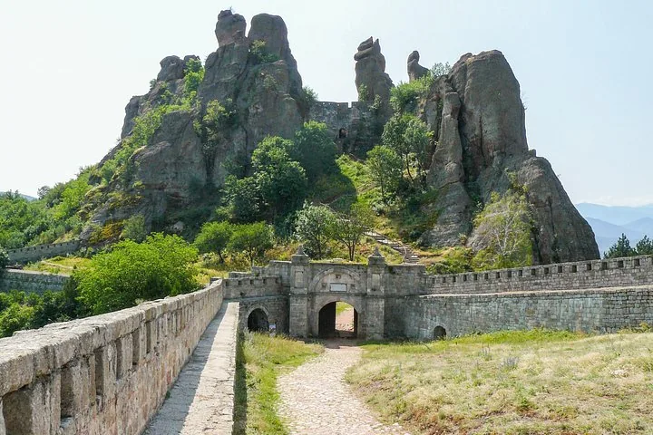 Weitblick auf die Mauern der Festung Belogradtschik und die dramatische Felsenkulisse