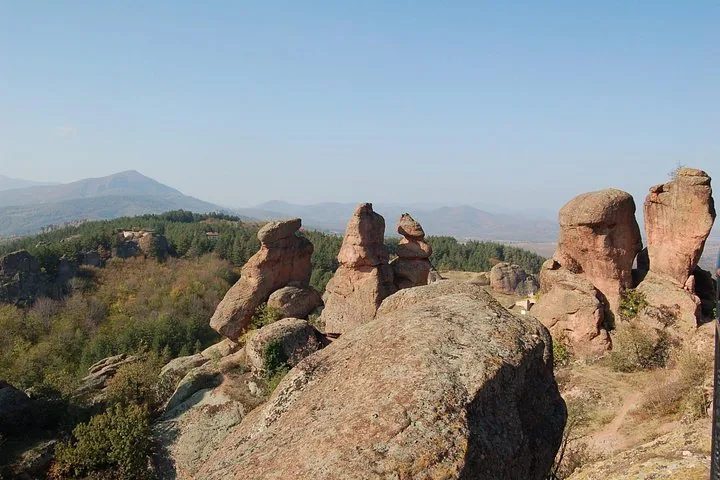 Panoramablick auf die Belogradtschiker Felsen und das Tal von einem hohen Aussichtspunkt