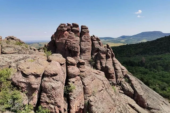 Nahaufnahme der zerklüfteten roten Felsformationen der Belogradtschik-Felsen